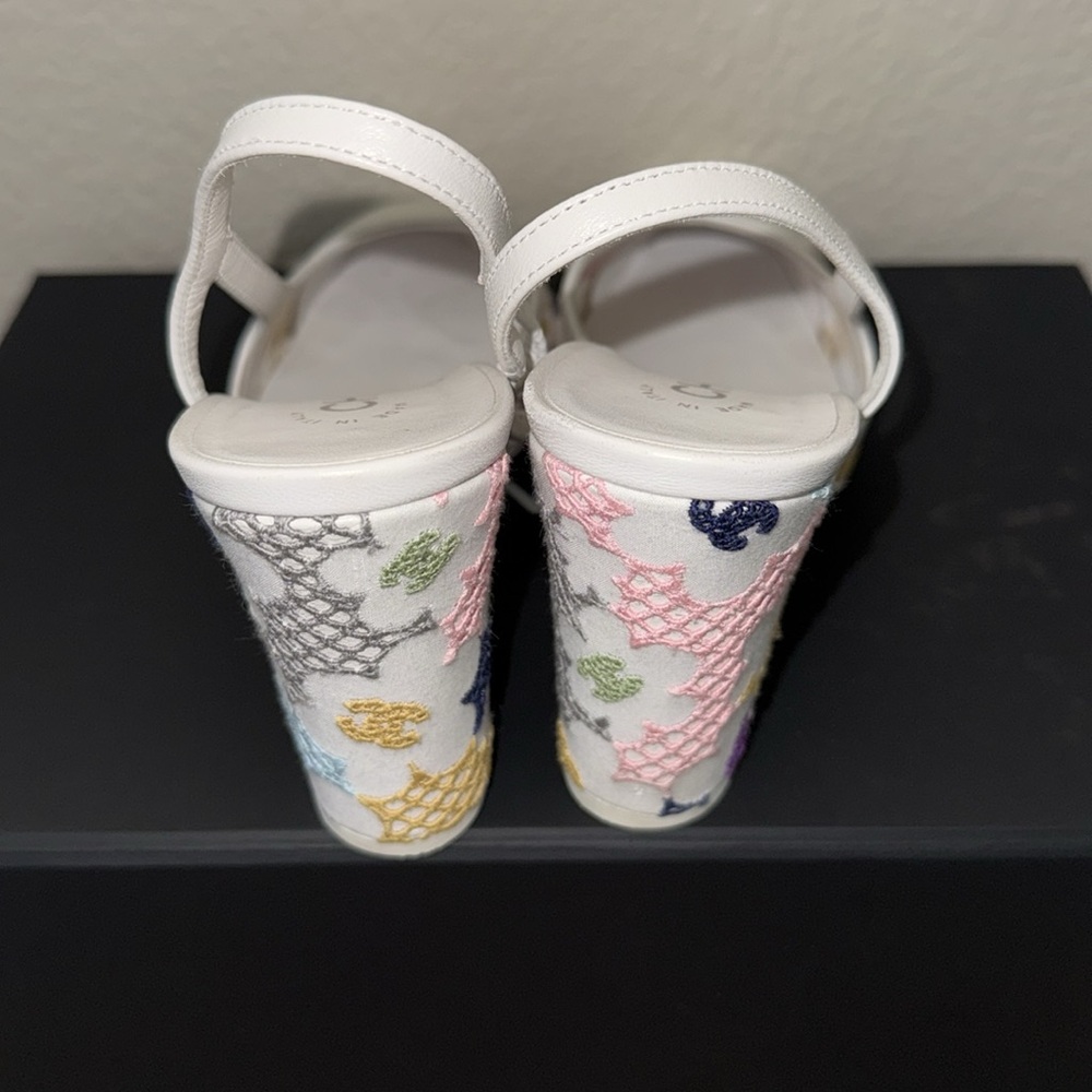 CHANEL 
Guipure Patent Embroidered Floral Cap Toe CC Slingback heels 37.5 White - Picture 3 of 8